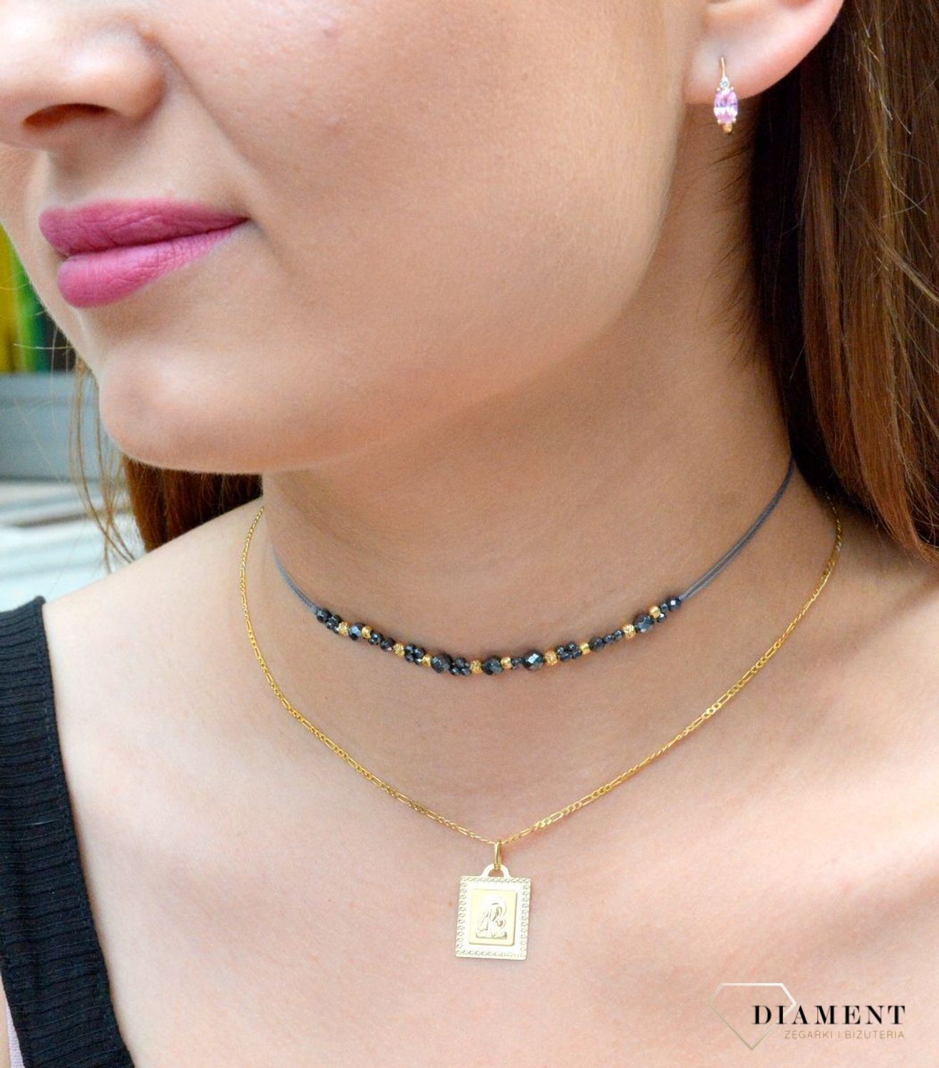 Kolczyki złote 333 dla dziewczynki KL 5607A 333.Śliczne, złote kolczyki dla dziewczynki wykonane z wysokiej próby złota 333 o wadze około 1,44 g oraz długości około 1,3 cm. Minimalistyczne kolczyki z cyrkoniami w kolorze różow.jpg